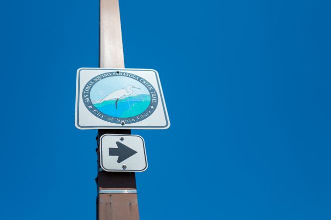 Les perspectives pour les jeunes de la Silicon Valley sont toujours prometteuses, à condition qu'ils soient prêts à regarder ailleurs, au-delà de la Californie et des GAMA (Photo : signalisation pour le San Tomas Aquino et Saratoga Creek Trail, un sentier de randonnée populaire dans la Silicon Valley, en 2017) .