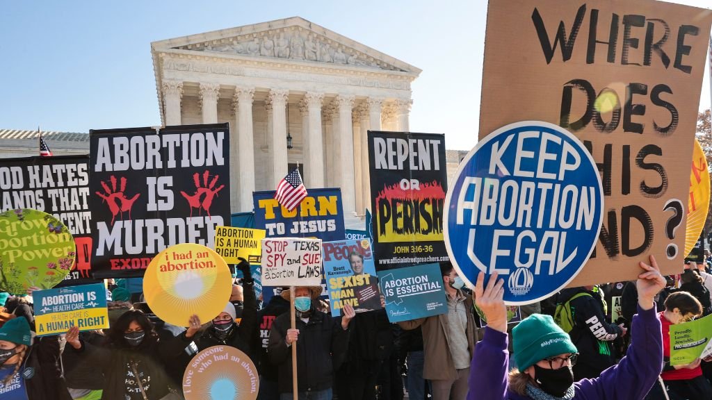 Des manifestants se rassemblent devant la Cour suprême des États-Unis alors que les juges entendent les arguments dans Dobbs contre Jackson Women's Health, une affaire concernant une loi du Mississippi qui interdit la plupart des avortements après 15 semaines, le 1er décembre 2021 à Washington, DC.