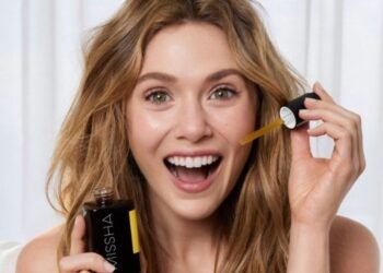 Ce sérum à la vitamine C est le secret d'Elizabeth Olsen pour une peau lumineuse et uniforme