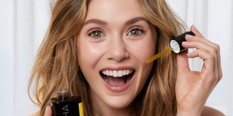 Ce sérum à la vitamine C est le secret d'Elizabeth Olsen pour une peau lumineuse et uniforme