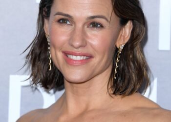 Jennifer Garner apparaît sur le tapis rouge dans une robe bustier avec des vagues d'aspect humide et un rouge à lèvres rose transparent.