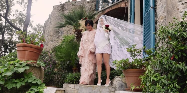 Kourtney Kardashian a été appelée Khlo par l'officiant lors de son propre mariage avec Travis Barker