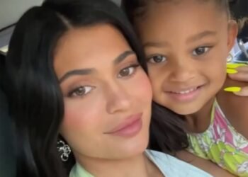 Kylie Jenner dit que voir ses traits naturels sur le visage de ses enfants l'a rendue plus confiante