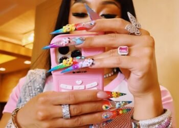 capture d'écran de l'histoire de saweetie la montrant avec une frange noire émoussée