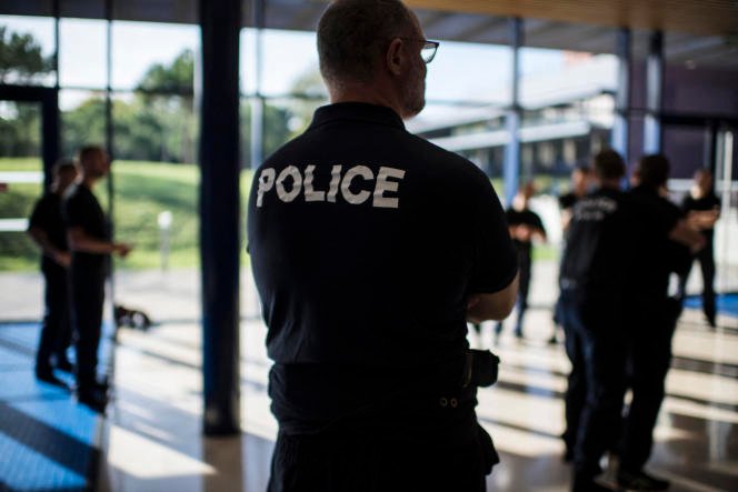 Formation d'étudiants volontaires à la préparation des réservistes de la police nationale française.  A Lognes (Seine-et-Marne), le 26 octobre 2022.