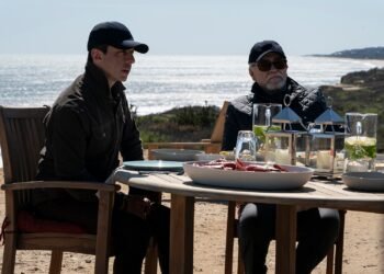 L'image peut contenir une personne assise, un meuble, une chaise, des lunettes de soleil, des accessoires, un restaurant et du bois.