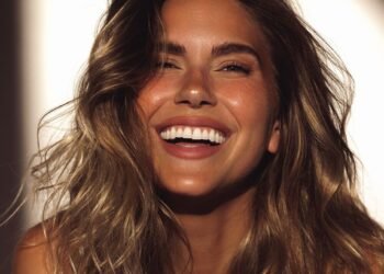 Le mannequin Kara Del Toro partage sa routine simpliste de soins de la peau