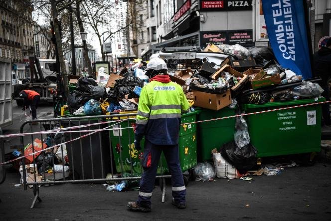 Sur un trottoir à Paris, le 30 mars 2023.