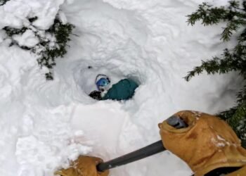 L'incroyable sauvetage d'un snowboarder enseveli sous la neige
