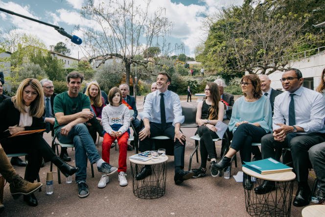 Emmanuel Macron et Pap Ndiaye discutent avec des enseignants, des élèves et des parents d'élèves dans la cour du collège Louise-Michel, à Ganges (Hérault), le 20 avril 2023.