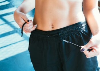 Pourquoi les hommes et les femmes gagnent et perdent différemment la graisse du ventre