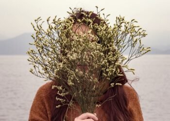 Rhume des foins voici comment en freiner les effets sur votre visage et votre peau selon les experts