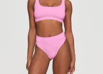 SKIMS lance des maillots de bain inspirés de barbiecore et vous les porterez tout l'été