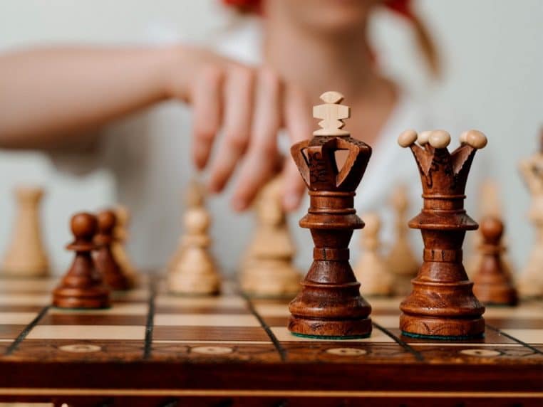 joueur d'échecs niqab femme