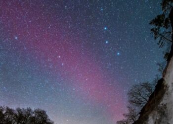 Un rare arc de lumière rouge sang brille dans le ciel scandinave.  Qu'est-ce que c'est?