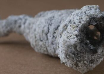 Une «matière cristalline» inédite cachée dans un morceau de foudre fossilisée est probablement un tout nouveau minéral