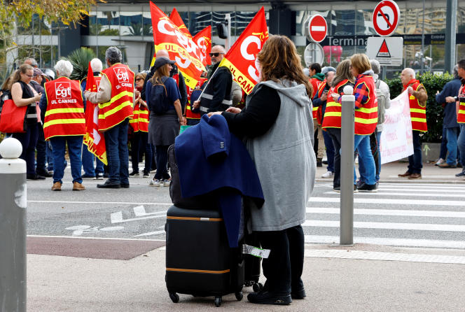 Lors d'une manifestation contre la réforme des retraites près de l'aéroport de Nice, le 23 mars 2023.