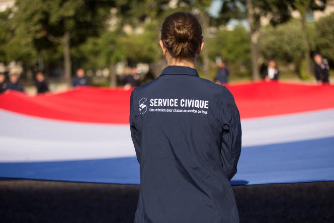 De jeunes volontaires engagés dans le service civique lors des préparatifs du défilé du 14 juillet, place de la Concorde à Paris, le 9 juillet 2019.