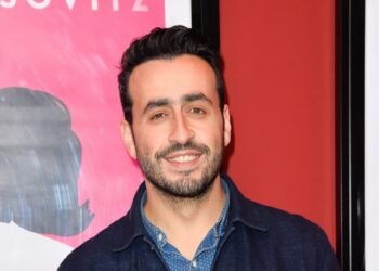 qui rit, sort !) évoque la suite de sa série Le Flambeau et c'est hilarant