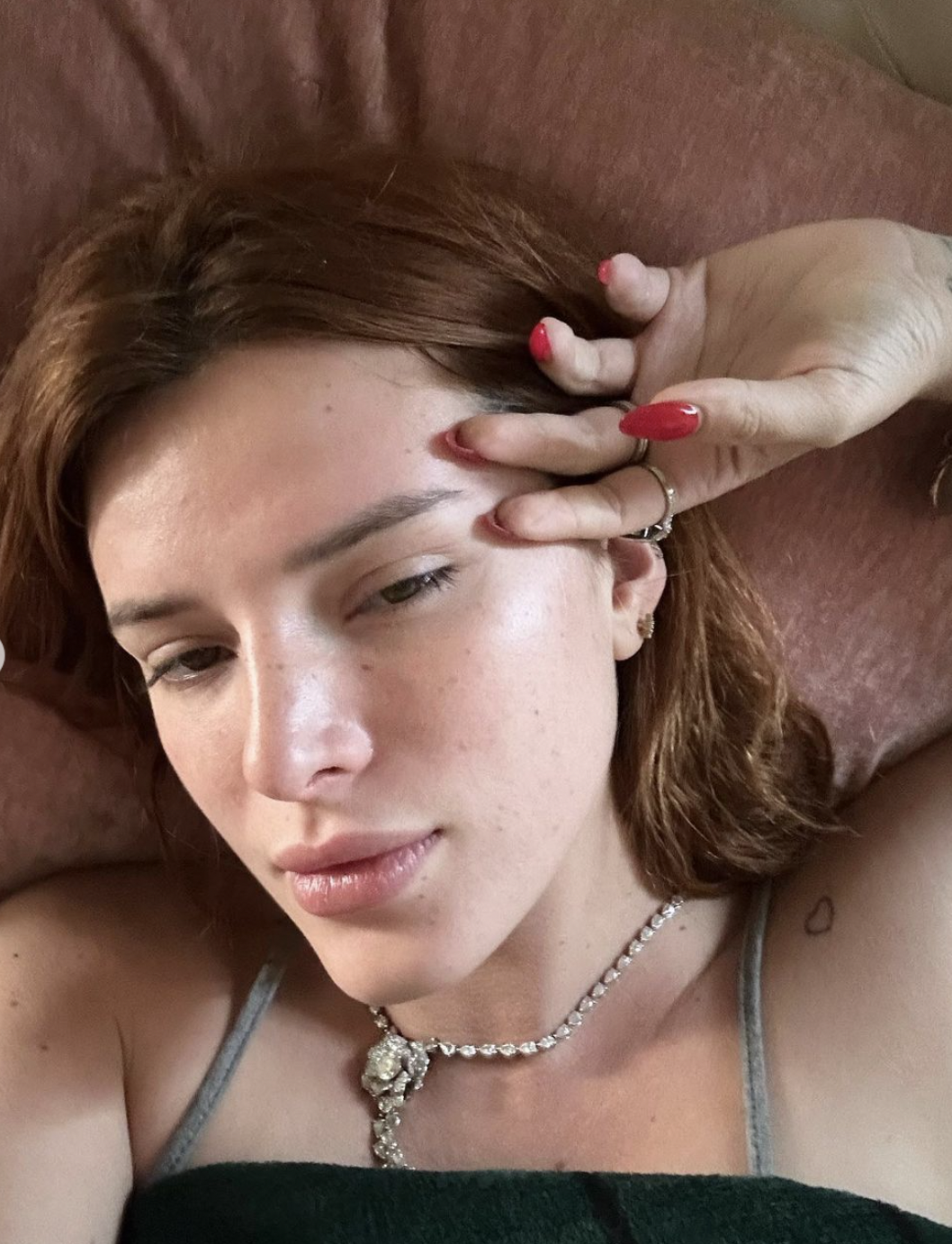 Bella Thorne montre une peau radieuse dans des selfies sans maquillage