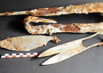 Des ciseaux et une épée «pliée» vieux de 2 300 ans découverts dans une tombe de crémation celtique en Allemagne