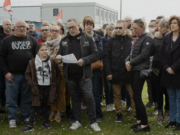 Devant l'usine de pizza Buitoni, lors d'une mobilisation des salariés.  Au centre, Stéphane Derammelaere, délégué syndical FO du site.  A Caudry (Nord), le 27 avril 2023. 