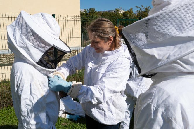 Des étudiants de Paris-VIII s'essayent à l'apiculture sur le campus.