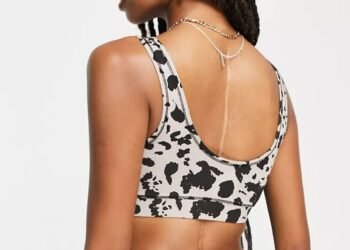 ASOS félicité pour avoir montré des modèles avec des cicatrices de scoliose