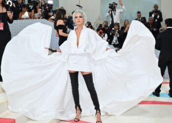 Le mannequin britannique Cara Delevingne arrive pour le Met Gala 2023 au Metropolitan Museum of Art le 1er mai 2023 à New York....