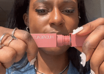 Ce nouveau lancement Huda Beauty est là pour rationaliser votre routine de maquillage