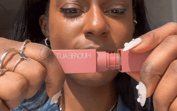 Ce nouveau lancement Huda Beauty est là pour rationaliser votre routine de maquillage – Thebuzzly