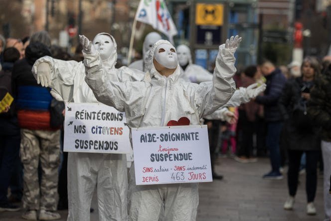 Des soignants suspendus manifestent pour réclamer leur réintégration, dans le centre-ville de Toulouse, le 7 janvier 2023. 