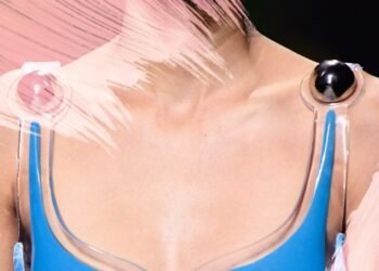 L’image peut contenir : vêtements, lingerie, sous-vêtement, humain, personne et soutien-gorge