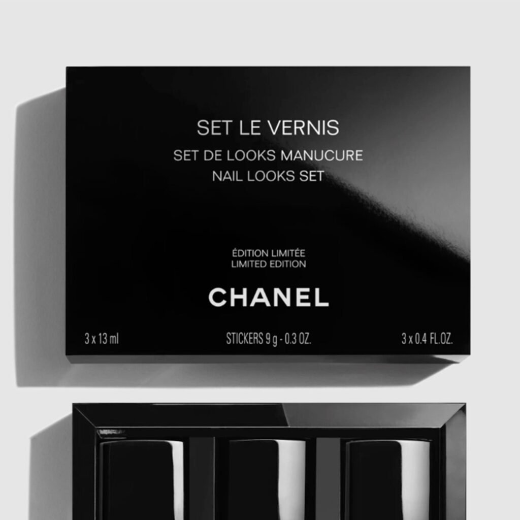Examen du kit dongles Chanel Set Le Vernis Il est Examen du kit d'ongles Chanel Set Le Vernis: Il est livré avec de véritables autocollants double-C!