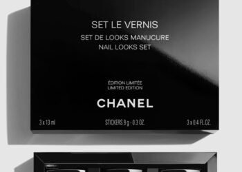 Examen du kit d'ongles Chanel Set Le Vernis: Il est livré avec de véritables autocollants double-C!