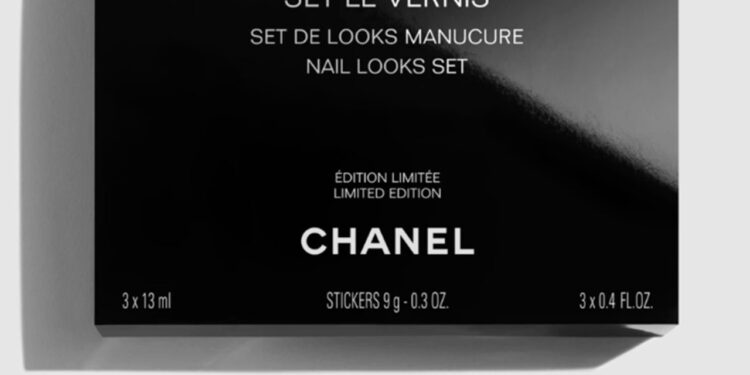 Examen du kit d'ongles Chanel Set Le Vernis: Il est livré avec de véritables autocollants double-C!