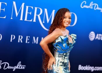 Halle Bailey s'est approprié les cheveux roux emblématiques d'Ariel avec des locs en cuivre - voici comment elle a obtenu le look