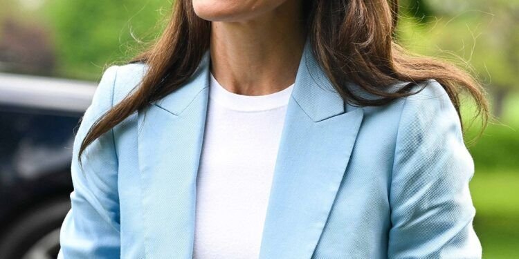 Kate Middleton portait le blazer d'été parfait et un t-shirt blanc pour une visite surprise avec les habitants