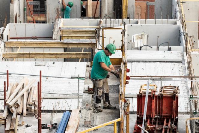 Sur un chantier, dans le nouveau quartier de La Cartoucherie à Toulouse, le 13 octobre 2022.