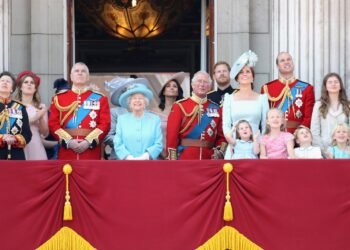 L'image peut contenir Charles Prince de Galles Elizabeth II Personnes Personne humaine et Prince Harry Duc de Sussex