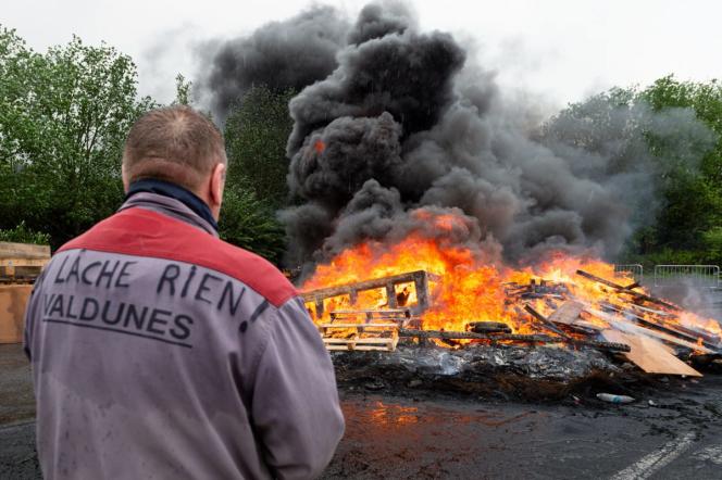 Piquet de grève des salariés de Valdunes, entreprise spécialisée dans les roues et essieux pour l'industrie ferroviaire, à Trith-Saint-Léger (Nord), le 9 mai 2023.