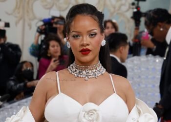 Le maquillage des yeux givrés de Rihanna au Met Gala valait vraiment la peine d'attendre…