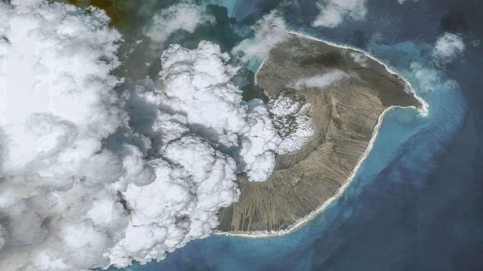 Le volcan hunga tonga avec de la fumée blanche crachée avant l'éruption de janvier 2022