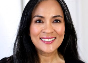 Maquillage de dîner avec la palette de fards à paupières Honest Beauty