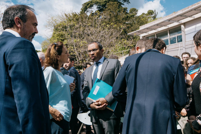 Le ministre de l'Education nationale, Pap Ndiaye, lors d'une visite au collège Louise-Michel de Ganges (Hérault), en compagnie d'Emmanuel Macron, le 20 avril 2023.