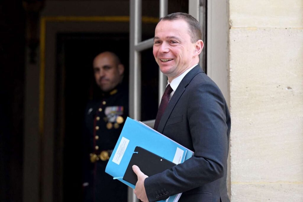 f70690e_5287954-01-06jpg le gouvernement intègre les heures d'activités obligatoires dans le contrat entre bénéficiaire et conseiller, le système réformé des sanctions