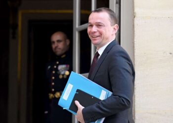 le gouvernement intègre les heures d'activités obligatoires dans le contrat entre bénéficiaire et conseiller, le système réformé des sanctions