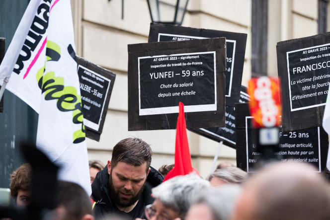 Lors d'une manifestation réunissant familles de victimes d'accidents du travail et syndicats, devant le ministère du Travail, à Paris, le 28 avril 2023.