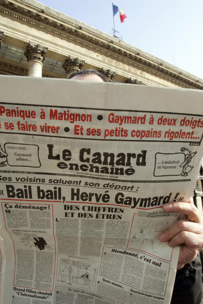 Un lecteur du « Canard enchaîné », 25 février 2005, Place de la Bourse à Paris.