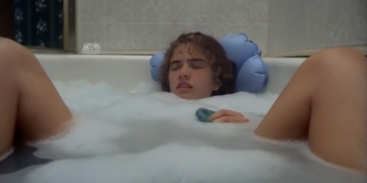 Comment la scène de la baignoire a-t-elle été tournée dans le film "Les Griffes de la nuit"? – Thebuzzly